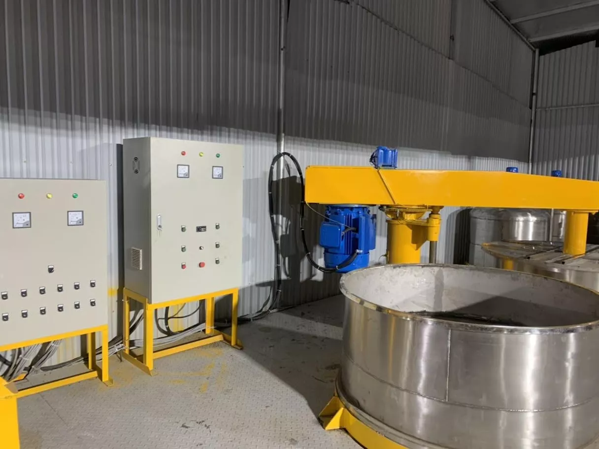 Banner Máy khuấy sơn 4000 lít 75kw sàn thao tác 3